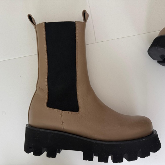 Paloma Barcelo Tan and Black Ankle Boots - Picture 1 of 9